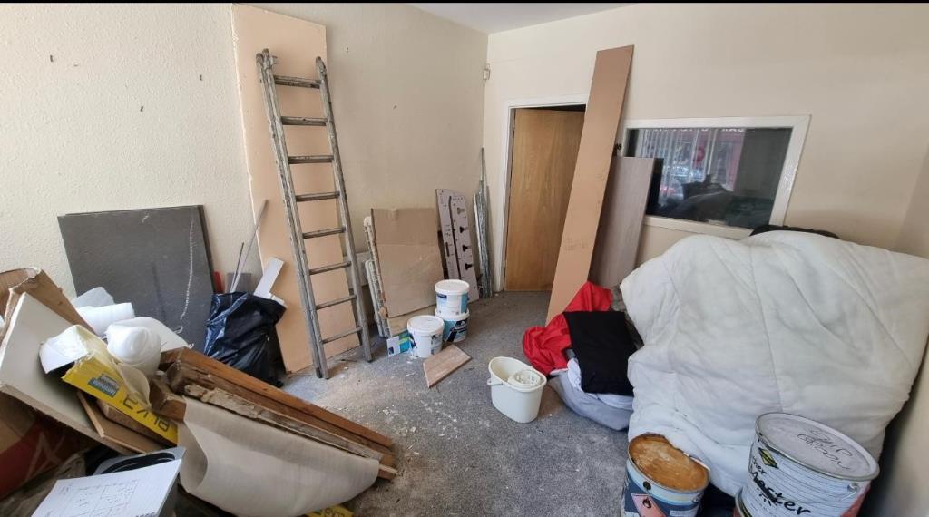 Lot: 90 - VACANT COMMERCIAL PREMISES WITH POTENTIAL - Reception area with door to inner office
